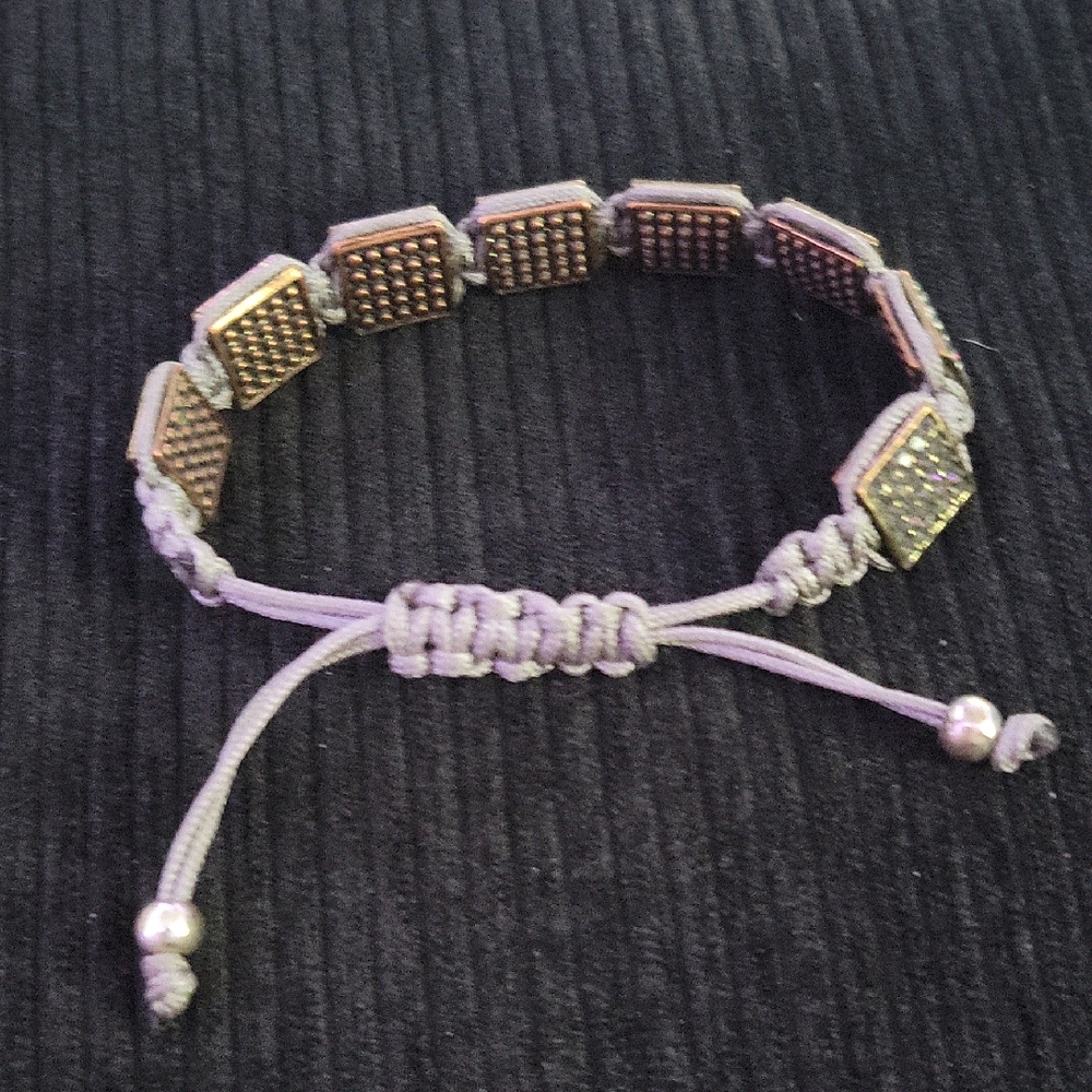 Elegant Beaded Bracelet in Gray and Gold